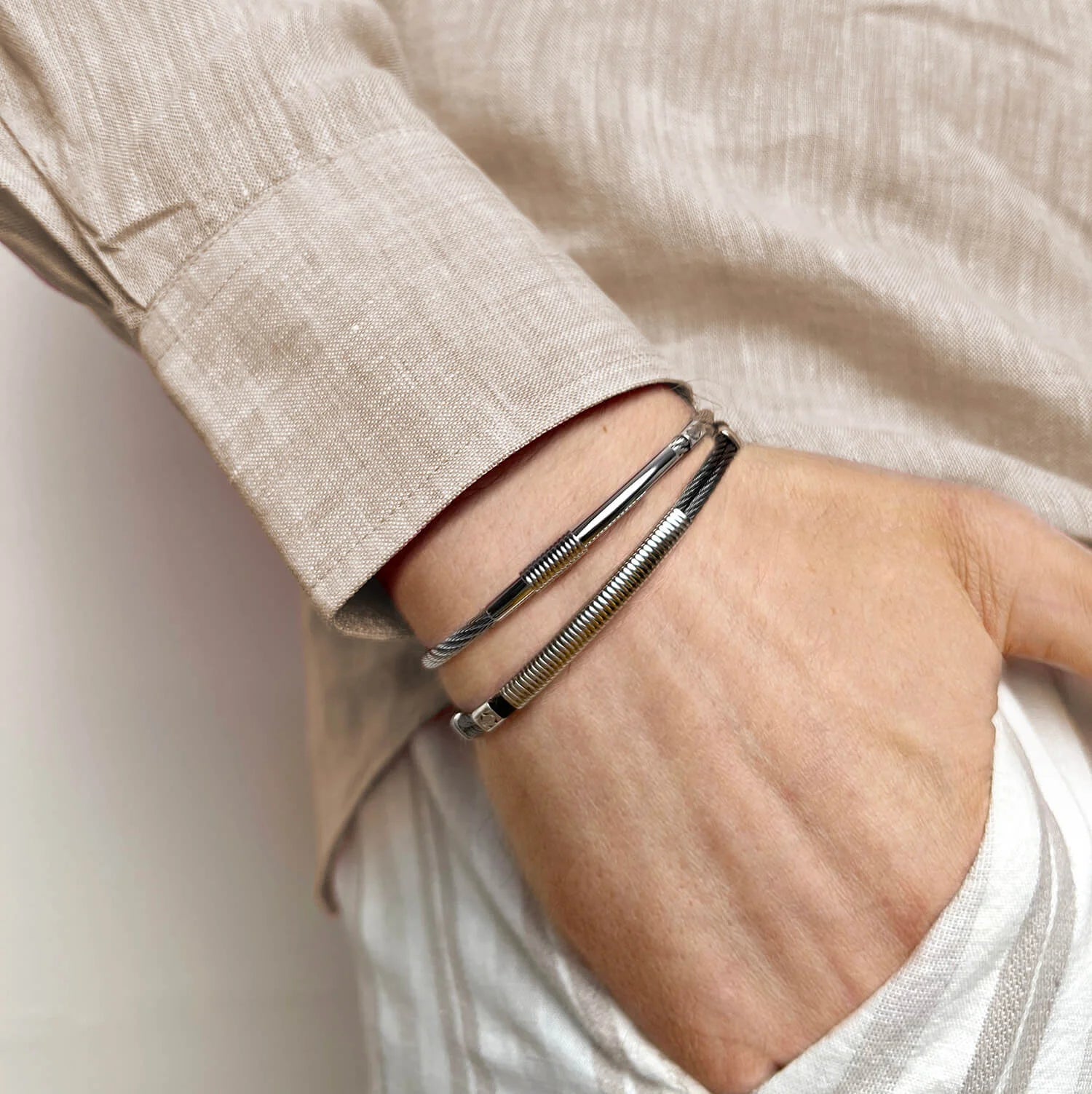 ブラック_メタルプレートとスプリング