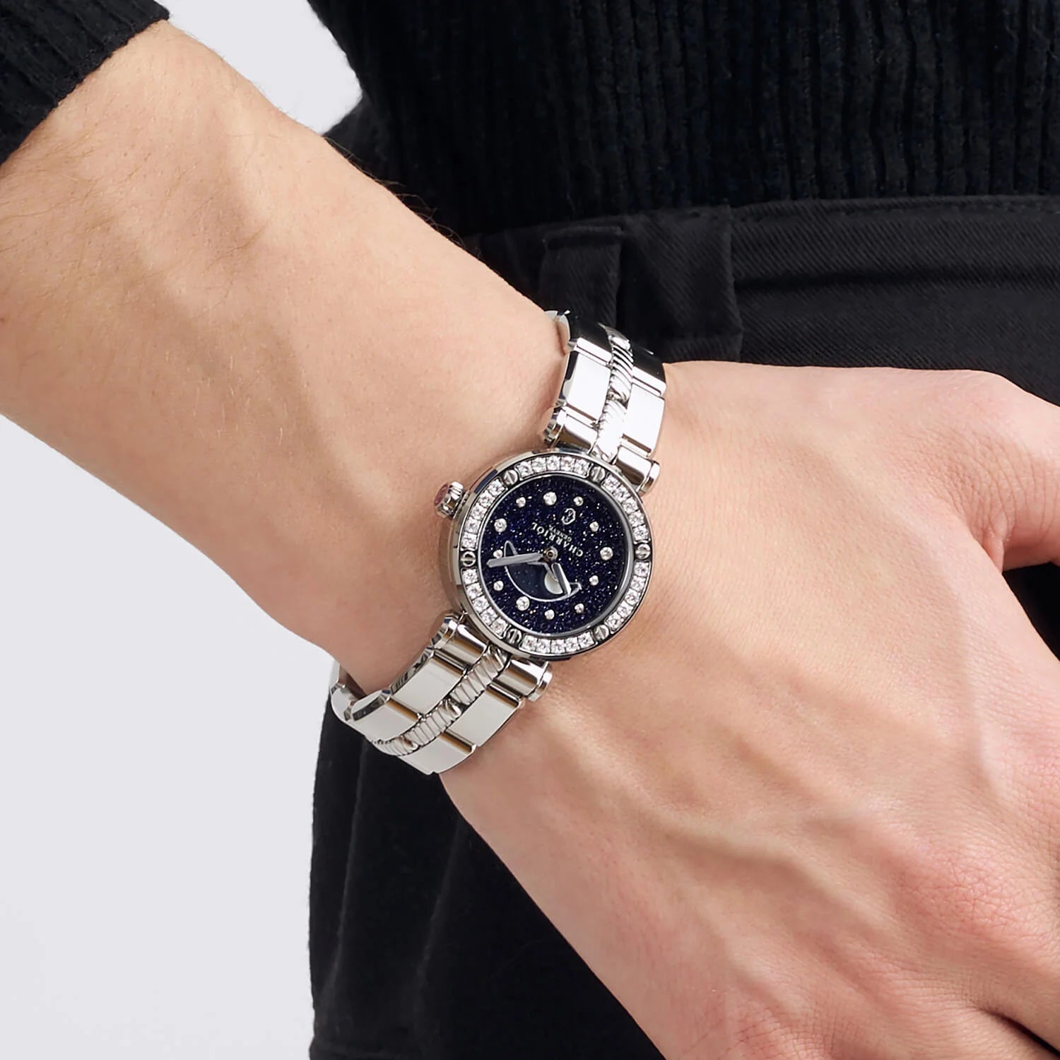 NAVIGATOR CRUISE、28MM、ムーンフェイズ・クォーツ、アベンチュリン・プリント、12個のダイヤモンドをあしらった文字盤、30個のダイヤモンドをあしらったスティール製ベゼル、6本のスクリュー、メタル製インターチェンジャブル・ブレスレット - © 2024Charriol - 時計