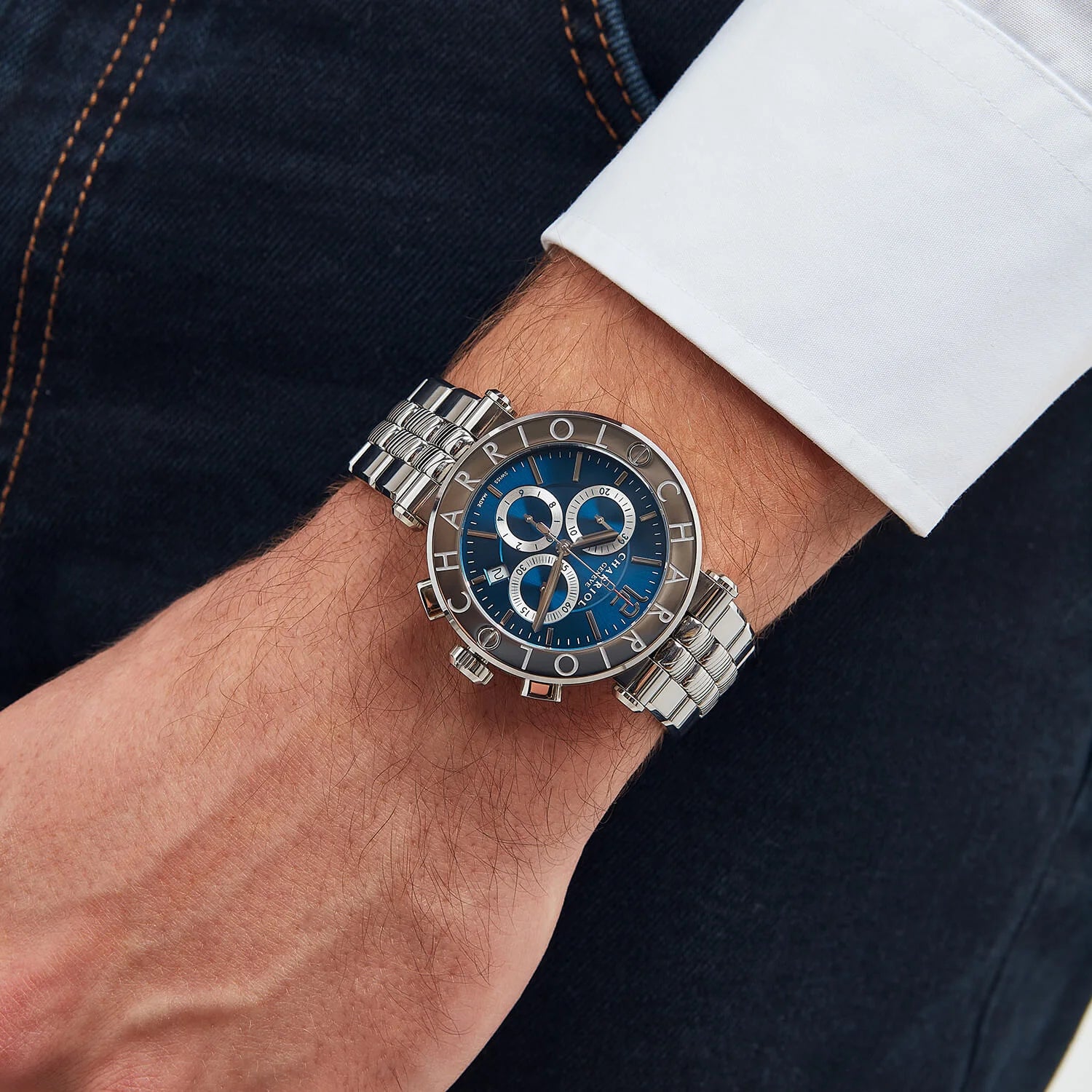 NAVIGATOR CRUISE41mm、クォーツクロノグラフ・キャリバー、ブルー、3つのロジウムミラーとインデックスダイアル、スティール製 "CHARRIOL CHARRIOL " と2つのスクリューベゼル、スティール製ブレスレット - © 2024Charriol - 時計