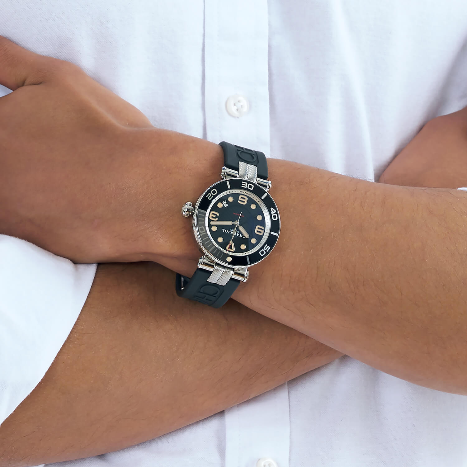 NAVIGATOR サーフ、41MM、オートマティックキャリバー、ブラック/シルバー ルミノーバダイアル、ブラック/シルバー ブレスレット、ブラックラバー ブレスレット - © 2024Charriol - 時計