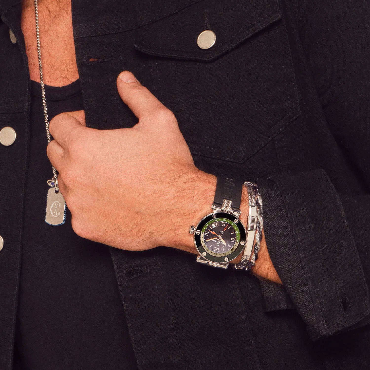 NAVIGATOR サーフ GMT、41MM、自動巻きキャリバー、ブラックの文字盤、6本のスクリューのベゼル、ブラックのラバー製インターチェンジャー付きブレスレット、限定版 x @time_mechanic -Charriol ジュネーブ - 時計