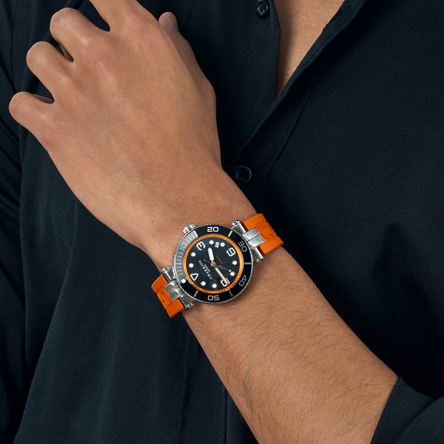 NAVIGATOR サーフ、41MM、オートマティックキャリバー、ブラックのルミノーバ文字盤、ブラック＆シルバーのベゼル、オレンジのラバー製インターチェンジャー付きブレスレット - © 2024Charriol - 時計