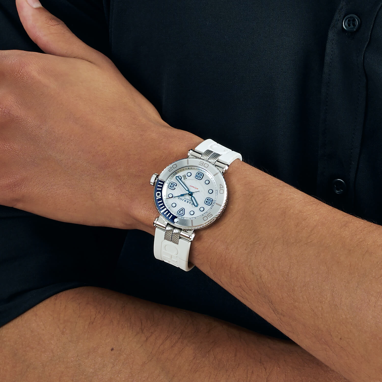 NAVIGATOR サーフ、41MM、オートマティックキャリバー、ホワイトルミノヴァ文字盤、ブルー＆ホワイトベゼル、ホワイトラバーブレスレット - © 2024Charriol - 時計