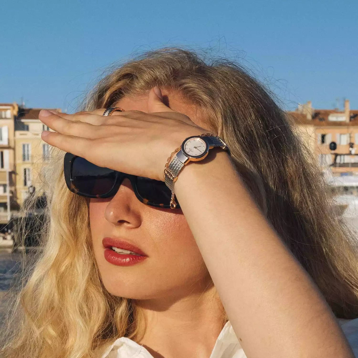 ST TROPEZ20MM、クォーツ キャリバー、マザーオブパール 11個のダイヤモンドをあしらった文字盤、スティール製ローズゴールドPVDベゼル、スティール製ケーブルブレスレット -Charriol ジュネーブ - 時計