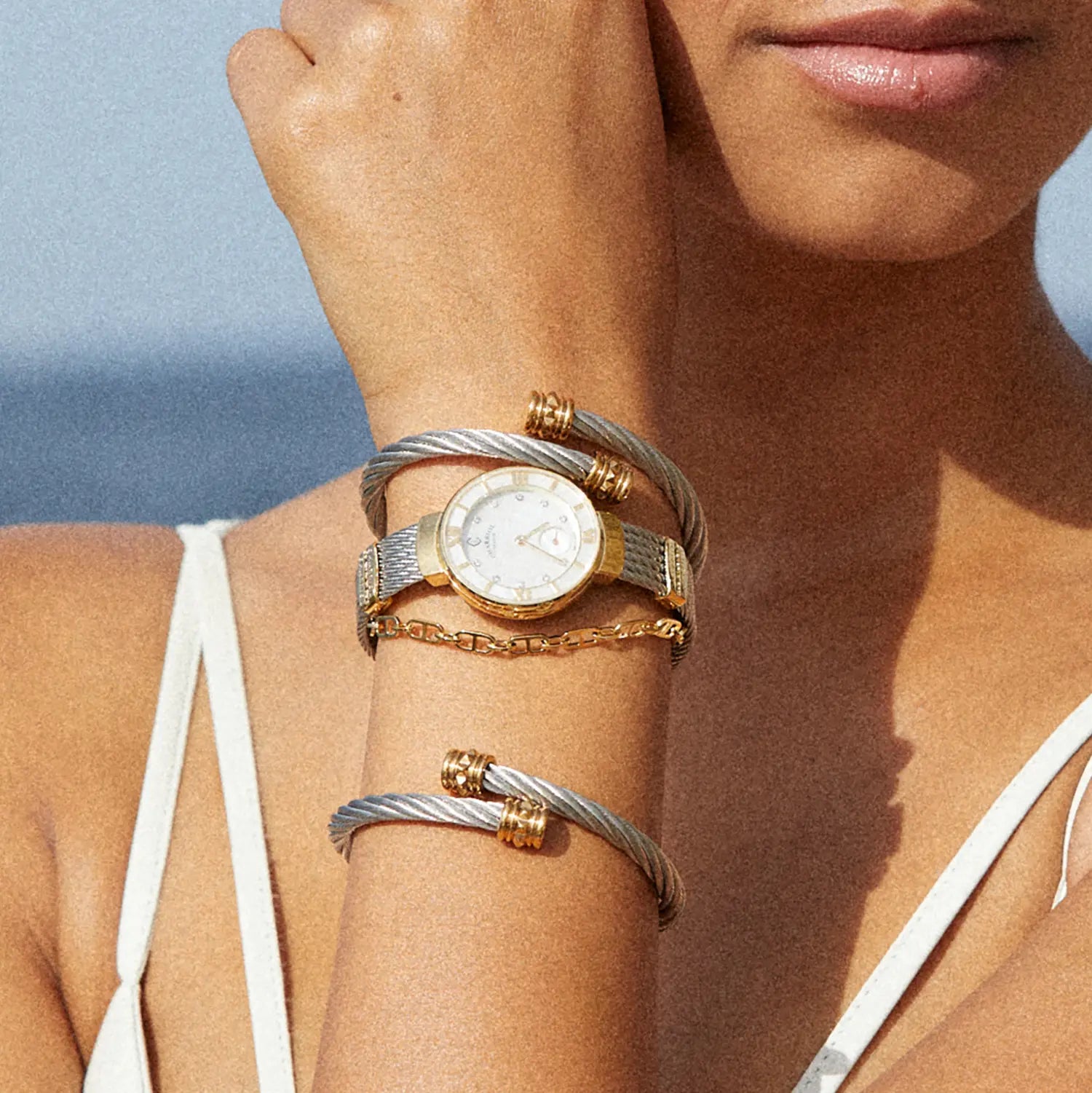 ST TROPEZ25MM, クォーツキャリバー, 11個のダイヤモンドをあしらったマザーオブパール製ダイアル, イエローゴールドPVDベゼル, ブレスレット スチール -Charriol ジュネーブ - 時計