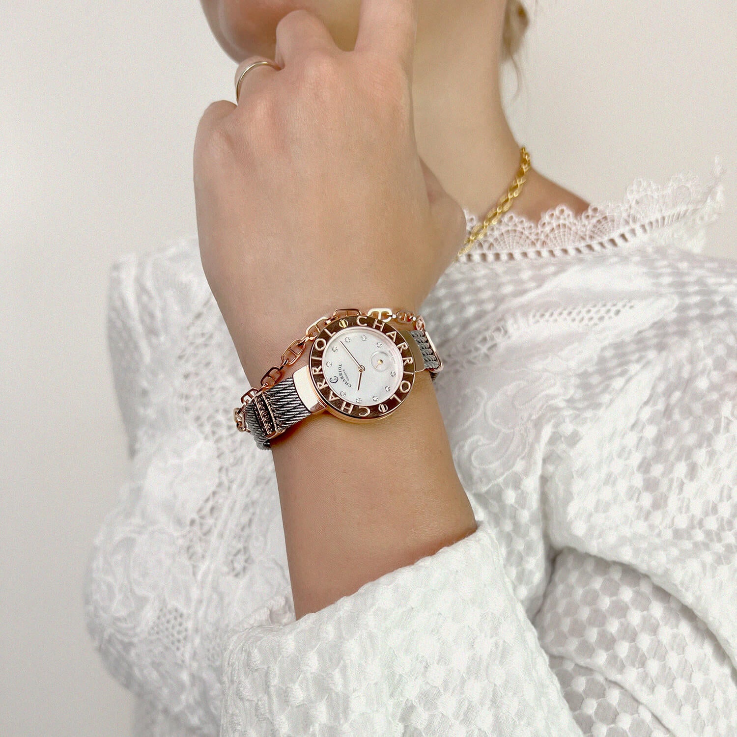 ST TROPEZ30MM, クォーツキャリバー, マザーオブパール 10個のダイヤモンドをあしらった文字盤, "CHARRIOL CHARRIOL " ベゼル、スティール製ケーブルブレスレット -Charriol ジュネーブ - 時計